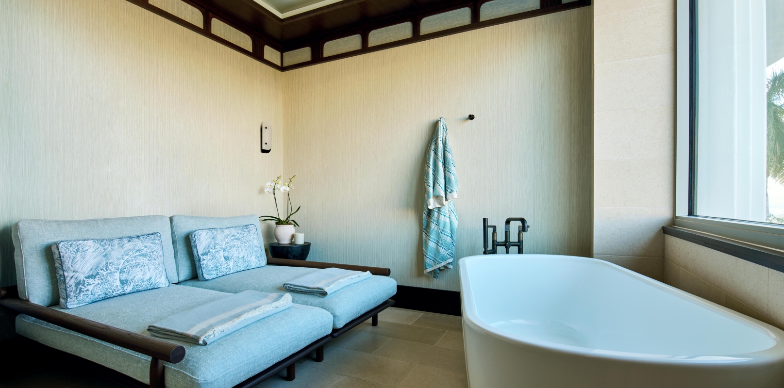 Couples Treatment Room with bath