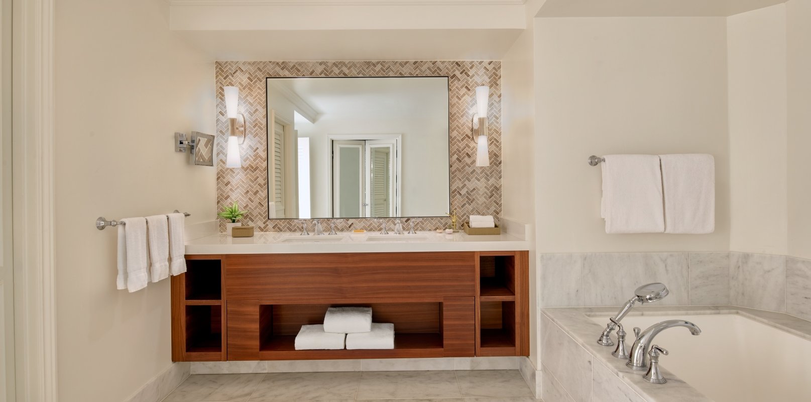 Napua Nani Suite Bathroom.jpg