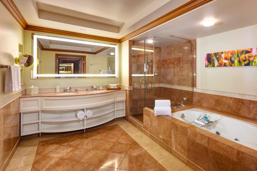 view of the tub and sink in Ho'olei bathroom