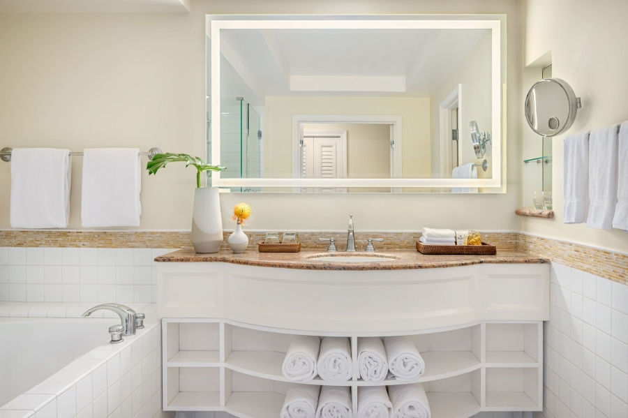 tub and sink in the Ocean View King